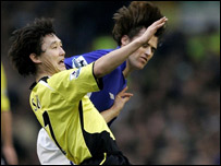 埃弗顿球员基尔巴恩对孙继海犯规