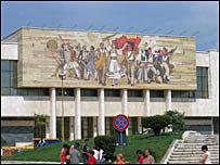 Pamje nga muzeu kombëtar në Tiranë