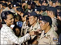 Bà Rice và quân lính ở El Salvador