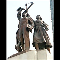 Juche statue