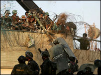 Radikal yerleşimcilerin yoğun olduğu Kfar Darom yerleşim merkezindeki operasyon