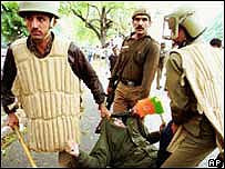 Policiais arrastam manifestante na Índia