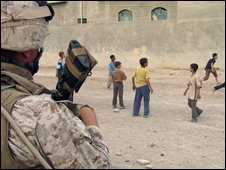 Lính Mỹ nhìn trẻ em chơi ở tỉnh Anbar