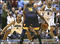 درک فیشر و کارلوس بوزر در حال دفاع