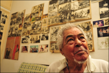 Ricardo Rangel em casa numa foto tirada em Maio de 2009 por Sérgio Santimano 