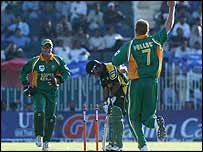 पोलोक ने उड़ाया लतीफ़ का विकेट