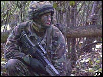 身穿军服，正接受军训的哈里