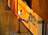 Homem flagrado, por câmera, chutando caixa eletrônico