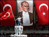 Atatürk posteri ve Türk bayrakları