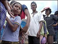 آوارگان آچه در صف دريافت غذا 