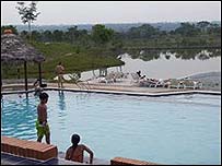 A mansão e carros foram destruídos, mas os visitantes ainda podem aproveitar a piscina