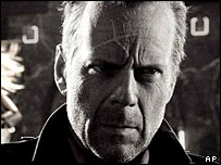 بروس ويليس در نمايی از فيلم شهر گناه