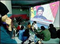 مردم در حال تماشای مصاحبه تلويزيونی شيخ حسن نصرالله