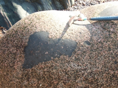 Heart shaped xenolith in granite boulder at Port Ghoirtein Iar