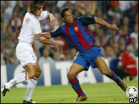 Ronaldinho em ação contra o Sevilla