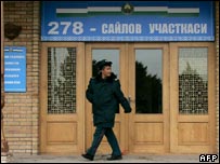 Ўзбекистондаги сайлов участкаси ёнидаги милиционер