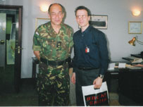 Gjenerali Mike Jackson dhe Ragip Luta i BBC-së në shqip