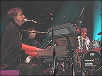 Arnaldo, dos Mutantes, no palco do Barbican em Londres