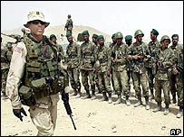 Amerikan askeri, Afgan askerlerin önünden geçiyor