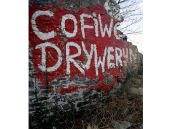 'Cofiwch Dryweryn' ger Aberaeron gan Huw Evans