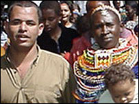 Mulher queniana em veste tribal