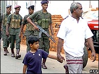 نيروهای نظامی سريلانکا در شهر کلمبو گشت زنی می کنند
