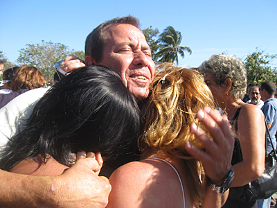Aeropuerto de La Habana, reencuentro de emigrados
con sus familiares en Cuba. (Foto: Raquel Pérez)
