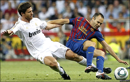 Real Madrid- Barcelona. Xabi Alonso pelea por el balón con Andrés Iniesta.