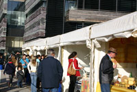 Stondinau o flaen Canolfan y Mileniwm