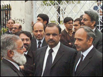 ایڈووکیٹ عباد وکلاء کے ہمراہ