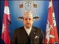 راجہ گیانندر ایمرجنسی کا اعلان کرتے ہوئے