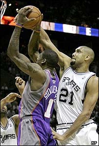 تیم دانکن در حال سد کردن شوت آماره استودامایر