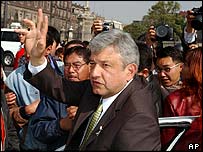 O prefeito de Cidade do México Andres Manuel Lopez Obrador durante manifestação