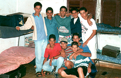 Un grupo de estudiantes de secundaria en un albergue de Batabanó, durante su 