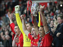 Cầu thủ MU giơ cao Carling Cup