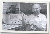 Yr Athro Huw Rees yn ei labordy