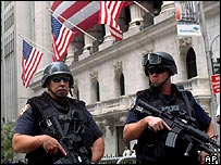 Guardas em frente à Bolsa de NY