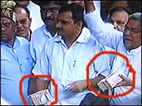 संसद में नोट लहराते भाजपा सांसद