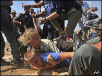 مدافعان صلح مورد حمله اسرائیلیان