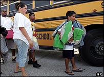 Residentes embarcam em ônibus escolar em Galveston, Texas, fugindo do furacão Rita