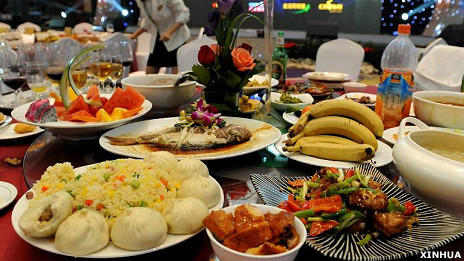 山东青岛某酒店一场宴会过后满桌剩菜（新华社图片19/1/2013）
