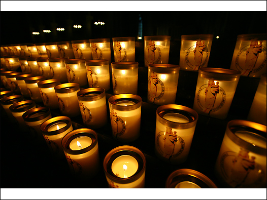 信眾在巴黎聖母院燃點蠟燭，祈求心願。