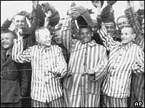 Vězňové tábora Dachau při osvobození