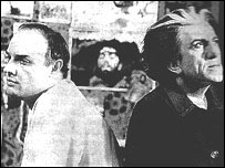 رضا کيانيان (راست) در نقش روح باستانی و حميد امجد در نقش جانباز سرطانی