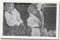 Rhai o'r actorion ifanc yn gwneud sgets y Doctor a'r Nyrs ar gyfer Noson Lawen Antur Liwt