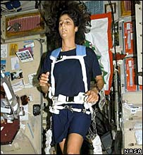Astronauta Sunita Williams correndo a bordo da estação espacial
