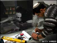 Izraelec zpracovává fotografie Židů v muzeu holocaustu