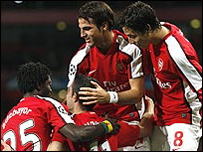 Cầu thủ Arsenal ăn mừng bàn thắng