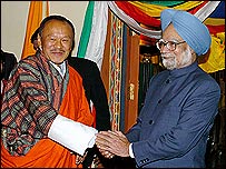 थिंपू में भूटानी प्रधानमंत्री जिग्मे थिनले के साथ मनमोहन सिंह, फ़ोटो साभार पीआईबी