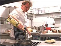 O chef britânico Gordon Ramsay na cozinha de um dos seus restaurantes